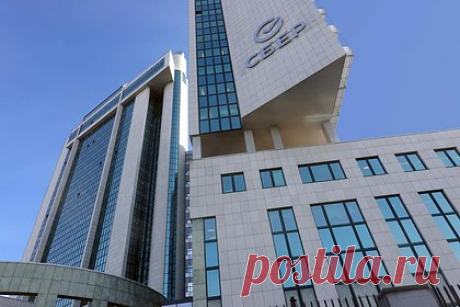 Акции Сбербанка выросли. Акции Сбербанка выросли на 8,33 процента, до 190,06 рубля за бумагу, свидетельствуют данные торгов на Московской бирже по состоянию на 14:03 мск. Котировки ускорили заявления главы Сбербанка Германа Грефа о том, что банк может направить рекордные 565 миллиардов рублей на дивиденды, или 25 рублей на одну акцию.