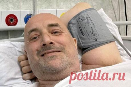 Необычные переломы ног? Врач объяснил, зачем Прилепину два аппарата Илизарова. После большого перерыва Захар Прилепин в телеграм-канале опубликовал новое видео. Писатель стоит в коридоре, судя по всему больничном, на обеих голенях у него установлены аппараты Илизарова.