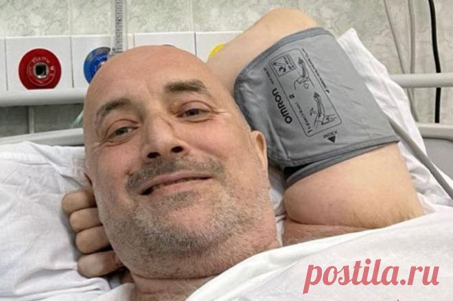 Необычные переломы ног? Врач объяснил, зачем Прилепину два аппарата Илизарова. После большого перерыва Захар Прилепин в телеграм-канале опубликовал новое видео. Писатель стоит в коридоре, судя по всему больничном, на обеих голенях у него установлены аппараты Илизарова.