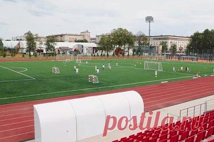 В Москве отреставрировали исторический спортивный стадион. В московском районе Перово завершилась реконструкция стадиона «Авангард». Об этом сообщил мэр столицы Сергей Собянин. В рамках работ отреставрировали исторический вход с колоннадой и трибуны на 1524 места, а также воссоздали мозаичные панно. Стадион стал масштабным спорткомплексом для москвичей всех возрастов.