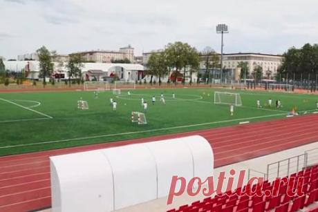 В Москве отреставрировали исторический спортивный стадион. В московском районе Перово завершилась реконструкция стадиона «Авангард». Об этом сообщил мэр столицы Сергей Собянин. В рамках работ отреставрировали исторический вход с колоннадой и трибуны на 1524 места, а также воссоздали мозаичные панно. Стадион стал масштабным спорткомплексом для москвичей всех возрастов.