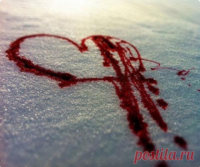 Приворот на месячную кровь (способы присушки, заговоры, последствия): что делать и как читать наговоры Решили приворожить любимого на месячную кровь? Читайте обо всех нюансах и последствиях приворота на месячную кровь для мужчины и женщины.