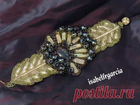 (537) ISABEL FR GARCÍA: cabouchon azurite embroidery, hojas bordads hilo oro y canutillo, perlas barrocas | Bead Embroidered Bracelet