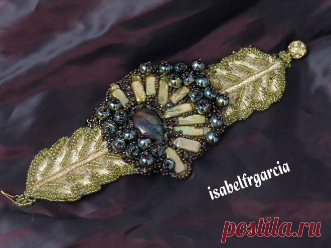 (537) ISABEL FR GARCÍA: cabouchon azurite embroidery, hojas bordads hilo oro y canutillo, perlas barrocas | Bead Embroidered Bracelet