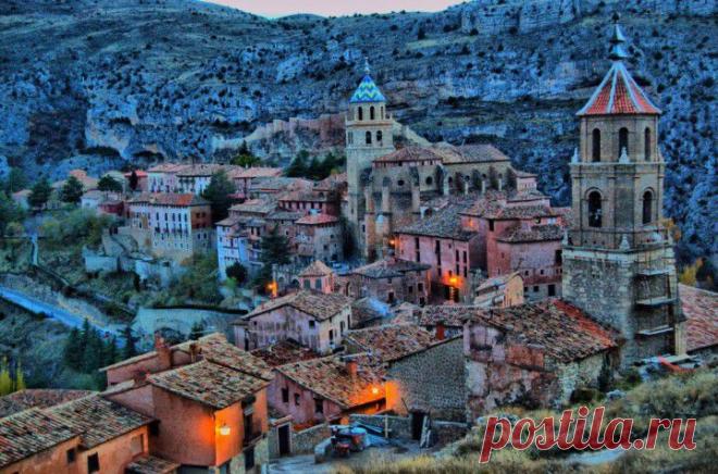 Прекрасно сохранившийся средневековый городок на севере Испании, Альбаррасин знаменит наскальными рисунками в пещерах (важным свидетельством Левантийского доисторического искусства) и своими Picaportes — уникальными дверными ручками. Каждая дверь в городе и ручка к ней неповторимы и созданы местными мастерами в соответствии со старинными обычаями и технологиями.