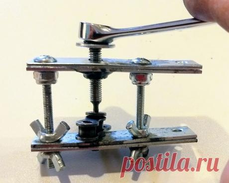 Съемник велосипедной цепи (без сварочных работ) Из этой короткой статьи вы узнаете, как можно быстро и недорого сделать съемник велосипедной цепи.Для изготовления съемника понадобятся следующие Материалы и инструменты:-Металлические пластины с отверстиями;-Болты;-Гайки, шайбы;-Эпоксидная смола;-Шуруповерт;-Гаечный ключ;-Заточный станок; Шаг