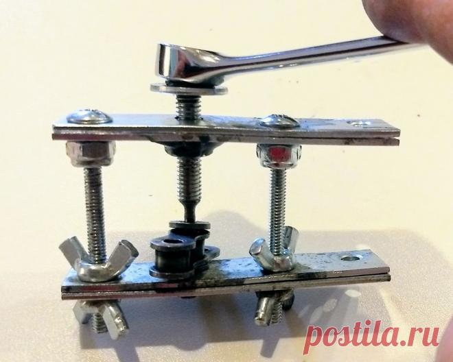 Съемник велосипедной цепи (без сварочных работ) Из этой короткой статьи вы узнаете, как можно быстро и недорого сделать съемник велосипедной цепи.Для изготовления съемника понадобятся следующие Материалы и инструменты:-Металлические пластины с отверстиями;-Болты;-Гайки, шайбы;-Эпоксидная смола;-Шуруповерт;-Гаечный ключ;-Заточный станок; Шаг