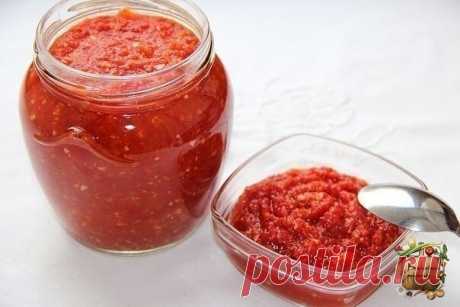 Аджика "Огонек"

1 кг помидор
1 кг перец болгарский сладкий (желательно красный)
0.5 кг чеснока
1 пачка перец чили (20 г.)
3 ст.л. соли
100 г сушеный корень петрушки.

1. Чеснок, помидоры, перец болгарский перекрутить на мясорубке.(мелкая решетка).

2. Добавить перец чили, соль и измельченный корень петрушки, перемешать и оставить на сутки постоянно помешивая.

3. Разложить в сухие, стерильные и охлажденные стеклянные банки, хранить в холодильнике неопределенное время.

Приятных угощений!