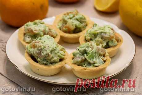Тарталетки с красной рыбой, авокадо и творожным сыром. Рецепт с фото Если есть готовые тарталетки, то легко приготовить фуршетные закуски. Для начинки сделайте салат из малосольной или подкопченной красной рыбы с авокадо и творожным сыром. Миниатюрные корзиночки с рыбным салатом получились сбалансированными по вкусу и очень сытными.