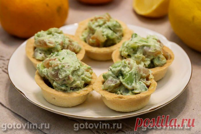 Тарталетки с красной рыбой, авокадо и творожным сыром. Рецепт с фото Если есть готовые тарталетки, то легко приготовить фуршетные закуски. Для начинки сделайте салат из малосольной или подкопченной красной рыбы с авокадо и творожным сыром. Миниатюрные корзиночки с рыбным салатом получились сбалансированными по вкусу и очень сытными.