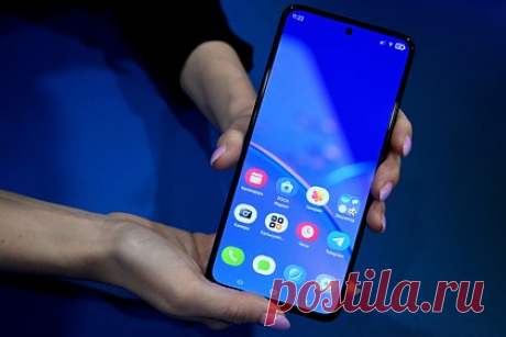 Представлен российский смартфон Р-ФОН. В Москве представили отечественный смартфон Р-ФОН и операционную систему «РОСА Мобайл». Разработкой устройства занимались инженеры НТЦ ИТ РОСА. Аппарат получил 6,7-дюймовый AMOLED-дисплей с разрешением Full HD+ и частотой 120 герц, процессор MediaTek Helio G99, 8 гигабайт оперативной и 128 гигабайт встроенной памяти.