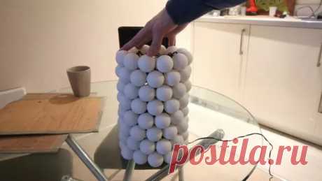 Волшебство у нас на глазах: мастер создает роскошный светильник из шариков для пинг-понга