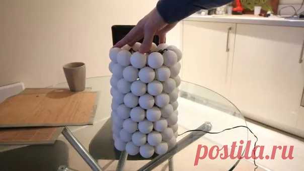 Волшебство у нас на глазах: мастер создает роскошный светильник из шариков для пинг-понга