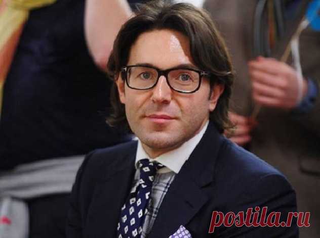 Андрей Малахов покидает «Первый канал» Сегодня СМИ сообщили об уходе Андрея Малахова с «Первого канала». Об этом на своей странице в Twitter написал и корреспондент «Настоящего времени» Егор Максимов.
Одной из причин столь скоропалительног…