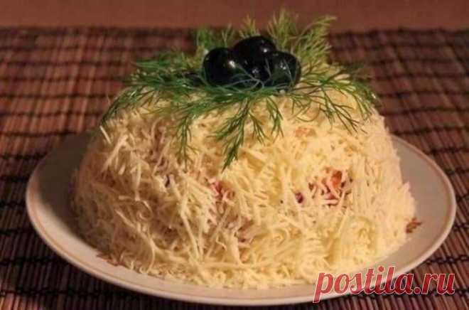 Десять самых удачных и вкусных салатов для новогоднего стола! Десять самых удачных и вкусных салатов для новогоднего стола!
1.«Сырная фантазия»



Ингредиенты:

300 грамм свежих помидор
250 грамм крабовых палочек
Твердый сыр
2-3 зубчика чеснока
Соль, майонез
При…