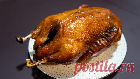 Утка запеченная в духовке. Утка запеченная в духовкеСперва необходимо выпотрошить утку (если еще не выпотрошена), обрезать ей кончики крыльев, шею, хвост (либо вырезать железу), лишний жир и лишнюю шкуру. Если утка заморожена, то разморозит в холодильнике на нижней полке (примерно 30-40 часов).Уточку моем.Прежде чем приступить к выпеканию, утку нужно вымочить в специальном рассоле.Рассол: В кастрюлю добавить 4 литра воды и засыпать соль. Довести до кипения. Добавить перец горошком (черный и…