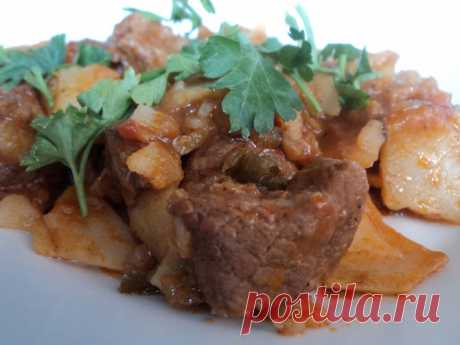Азу. Национальное татарское блюдо  Татарская кухня простая, вкусная и невероятно сытная. Если описать основные ингредиенты – это мясо, тесто, картофель. В разных вариантах. Овощи появились в блюдах сравнительно недавно – лет 70, навер…