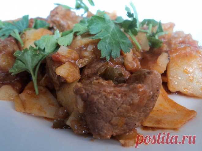 Азу. Национальное татарское блюдо  Татарская кухня простая, вкусная и невероятно сытная. Если описать основные ингредиенты – это мясо, тесто, картофель. В разных вариантах. Овощи появились в блюдах сравнительно недавно – лет 70, навер…