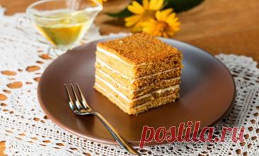 Советские торты, которые готовили без миксера
Дорогие хозяйки! 
Вспомните, как наши мамы и бабушки создавали кулинарные шедевры без всяких миксеров и кухонных комбайнов! Ловкие руки, венчик и огромное желание порадовать близких — вот и весь секрет. Давайте вместе вернёмся в те времена и приготовим легендарные торты, которые до сих пор вызывают слёзы умиления.

---
 Торт «Медовик» — сладкая классика
Его аромат наполнял дом уютом и предвкушением праздника!

Ингредиенты для к...