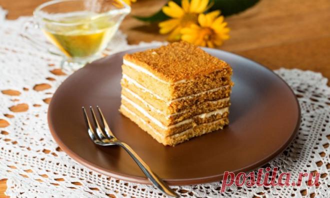 Советские торты, которые готовили без миксера
Дорогие хозяйки! 
Вспомните, как наши мамы и бабушки создавали кулинарные шедевры без всяких миксеров и кухонных комбайнов! Ловкие руки, венчик и огромное желание порадовать близких — вот и весь секрет. Давайте вместе вернёмся в те времена и приготовим легендарные торты, которые до сих пор вызывают слёзы умиления.

---
 Торт «Медовик» — сладкая классика
Его аромат наполнял дом уютом и предвкушением праздника!

Ингредиенты для к...