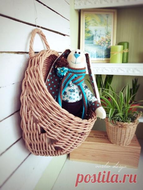 Корзина-кармашек. Для чего она?
Здесь масса вариантов...
- в детской хранение любимых игрушек и мелких 
предметов детской одежды
-на стене как кашпо для цветов
-в ванной расчески,плойки и фен будут под рукой
-на кухне для хранения маленьких полотенечек

А какие у вас идеи? Поделитесь пожалуйста