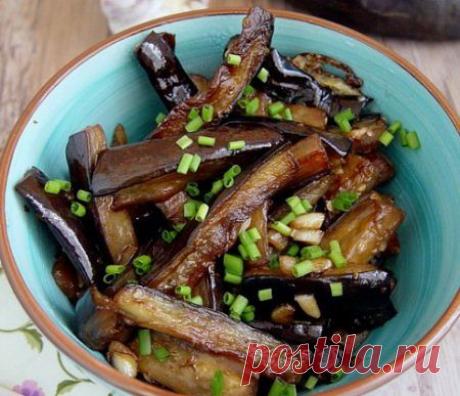 Закуска из баклажан за 15 минут. Родственники не могли оторваться, очень интересный вкус! Ну и готовить легко и просто!

Вам потребуется:
На 3 небольших баклажана:4 -6 зуб чеснока
2-3 ст л соевого соуса
0,5 чл сахара
Всё!)))

Как готовить:

1. Баклажаны нарежьте на небольшие брусочки.
2. На сковороде разогрейте раст масло (2-3 ст л), поджарьте мелконарезанные 2 зубчика чеснока. Добавьте баклажаны, обжарьте. Всыпьте сахар и влейте соевый соус.
3. Жарьте еще минут 5 до приоб...