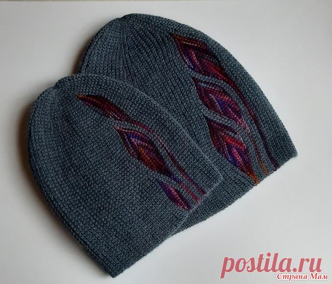 Family look Family look  Две шапочки,связаны крючком,соединительными столбиками. Пряжа-Arwetta classic ,210m/50g. КрючокN3,0 На комплект ушло 2мотка однотонной пряжи и немного секционной пряжи.