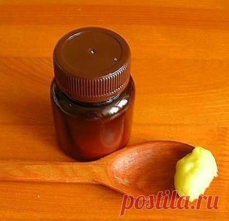 ЧУДО-МАЗЬ  
Обязательно сохраните себе - пригодится!  
 
Эта мазь лечит много болезней: фибромы, мастит, гангрена, язвы (в том числе и трофические), ожоги, чирьи, нарывы, больные суставы, самые застарелые гаймориты, гнойные отиты, нарывы в горле, экзема, кисты яичников — все это вылечит чудо- мазь!  
 
В эмалированную посуду влить 1 стакан рафинированного растительного масла, бросить туда пчелиного воска размером со спичечную коробку и поставить посуду на небольшой огонь, ...