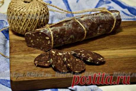 Шоколадная колбаска из печенья со сгущенкой от Светланы Гуаговой

Шоколадная колбаска из печенья со сгущенкой - это десерт из моего детства! Мы, будучи детьми, так ждали, когда мама приготовит это лакомство. И очень радовались чаепитию с "шоколадной колбаской"! Обязательно приготовьте! Готовится просто, а получается прекрасный десерт!
Для приготовления шоколадной колбаски из печенья со сгущенкой потребуются:
400 г сахарного печенья;
150 г сливочного масла;
1 ст. л. коньяка...