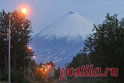 Найдены тела сорвавшихся с вулкана на Камчатке туристов. На Камчатке обнаружили тела двух туристов, которые ранее сорвались с вулкана Ключевская сопка и погибли. Уточняется, что тела путешественников, которые совершали восхождение в составе туристической группы, были обнаружены одним из участников похода на высоте около 3650 и 3200 метров.