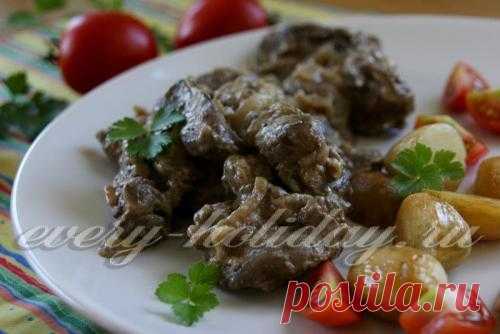 Куриная печень в сметане с луком на сковороде
