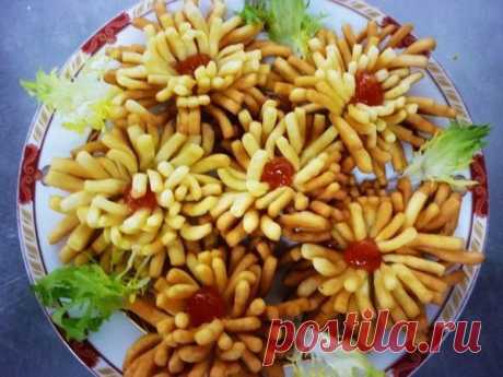 "Хризантемы" из яичного теста .