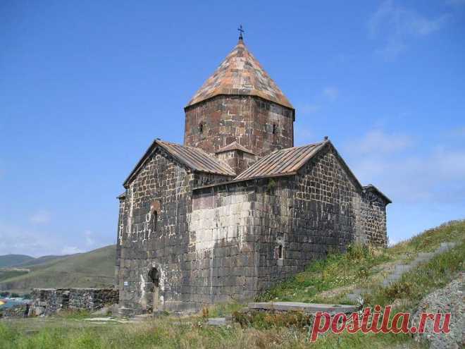 Севанаванк - монастырь на северо-западном побережье озера Севан, провинция Гехаркуник, Комплекс строений расположен на одноимённом полуострове Севан, который ранее являлся небольшим островом.
В 305 году монастырский комплекс Севанаванк создал Григорий Просветитель (первый Католикос Армянской Церкви). Еще в бронзовом веке остров был окружен крепостными стенами, а до принятия христианства Арменией здесь был расположен языческий храм. В IX- ом веке Севан был важной опорой Сюникских князе