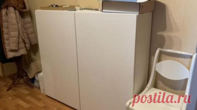 Эффектная переделка скучного шкафа Многим не нравится простая белая мебель, которая наводит тоску и сливается с общим пространством. Чтобы немного преобразить имеющийся белый шкаф, девушка взялась за его переделку, основным материалом ...