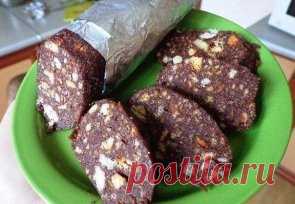 СЛАДКАЯ КОЛБАСКА 🍴
ИНГРЕДИЕНТЫ:
● Песочное печенье – 300 г
● Сливочное масло – 200 г
● Орехи любые(арахис, грецкие) – 100 г
● Сахар - 1 стакан
● Молоко - 5 ст. л.
● Сгущенное молоко (вареное или обычное) - 5 ст. л.
● Какао - 3 ст. л.
ПРИГОТОВЛЕНИЕ:
1. Половину печенья измельчить в мелкую крошку, половину поломать мелко (я обычно все печенье кладу в пакет и сверху скалкой, так и крошка и нужные кусочки получаются). Орехи также измельчить скалкой можно или порубить ножом.
2...
