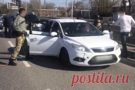 Задержание россиян с 50 килограммами наркотиков попало на видео. В Кировской области сотрудники МВД России задержали семерых местных жителей, которые торговали в интернет-магазине запрещенными веществами; у них изъято почти 50 килограммов наркотиков. На кадрах видно, как оперативники окружают машину предполагаемых преступников, резко открывают двери и вытаскивают подозреваемых.