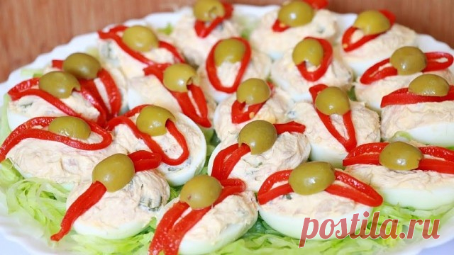 ФАРШИРОВАННЫЕ ЯЙЦА 🍅
26 вариантов для начинки:
1. Обжарьте мелко порезанный лук и смешайте с желтком.
2. Твердый сыр с чесноком, майонезом и желтком.
3. Желток с мелко порезанными маслинами или оливками и майонезом.
4. Красная или черная икра. Уже без желтка.
5. Сыр на мелкой терке, грецкие орехи плюс майонез и чеснок. Украсить половинками грецкого ореха.
6. Тунец или сайра с маслинами.
7. Креветки с желтком. Сверху – по целой вареной креветке.
8. Желток, майонез, горчица...