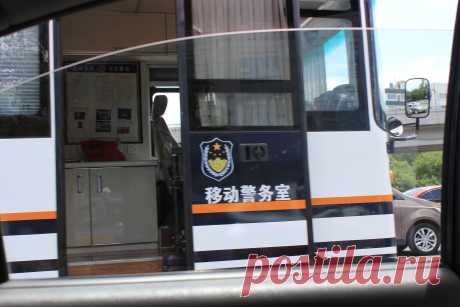 Полиция по Пекину перемещается в очень уютный фургончиках. Так и хочется к ним туда зайти, посидеть...