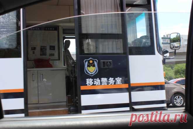Полиция по Пекину перемещается в очень уютный фургончиках. Так и хочется к ним туда зайти, посидеть...