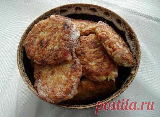 Котлеты сосисочные 
Отличный рецепт, который придется по вкусу многим. Делаем котлеты из недорогих продуктов сосисок, крабовых палочек и яиц. Главное – быстро, очень просто и вкусно!  Ингредиенты: яйца вареные - 4 шт яй…