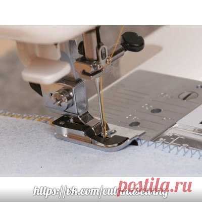 Лапка для потайной строчки

Лапка для потайной строчки подходит для незаметного подшивания изделий из плотных и средней плотности материалов. 

Описание работы:

1.Отверните край изделия вовнутрь на ширину подгибки.

2.Теперь разверните сгиб так, чтобы край изделия выступал на 1 см.

3.Уложите изделие под лапку изнаночной стороной вверх и чтобы сгиб проходил вдоль направителя, как показано на рисунке.

4.Установите иглу так, чтобы она попадала точно в сгиб ткани, захватывая 1-2 нити ткани.