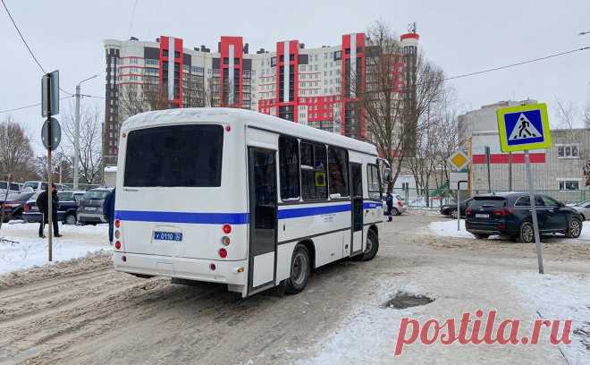 В полиции сообщили о проверках в брянской школе, где произошла стрельба. Брянская гимназия № 5, где утром произошла стрельба, как и другие школы города, охранялась сотрудниками ЧОП, в ноябре там проходили проверки безопасности.