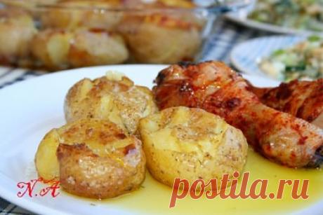 Картофель,запеченный по-португальски

этот картофель очень вкусный и ароматный
подходит в качестве гарнира к любому мясу и рыбе
решила выложить отдельным рецептом,т.к это и есть отдельное блюдо,безумно вкусное
в ресторанах этот картофель подают к осьминогу,рыбе,каракатицам,мясу

нам понадобится:
картофель
чеснок
розмарин
оливковое масло или сливочное масло
крупная соль 

Способ приготовления читайте на нашем сайте: https://magicchef.ru/recipes/80630/kartofel-zapechennyj-po-portugalski.html?t=1510