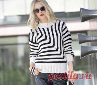Черно-белый джемпер с полосками спицами В этом джемпере очень интересно и подчеркнуто графично выполнена линия переда.