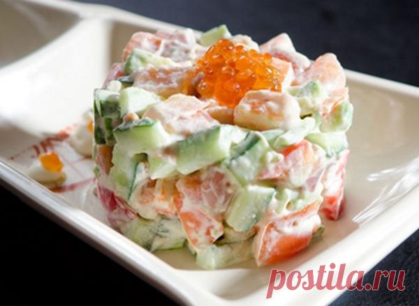 Салат «Оливье» с красной рыбой и луком, рецепт с фото Вариант салата с яркими южными нотками.