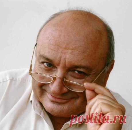 K тому, что в нашей стране исчезают отдельные люди, мы уже привыкли. Но у нас внезапно исчезло целое поколение. Мы делаем вид, что ничего не случилось. Пропадают женщины. Пропадают женщины после пятидесяти. Они исчезли с экранов, они не ходят в кино, они не появляются в театрах. Они не ездят за границу. Они не плавают в море. Где они? Их держат в больницах, в продовольственных лавках и на базарах, и в квартирах.
Они беззащитны. Они не выходят из дому. Они исчезли. Они не н...
