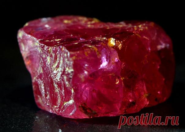 Рубин.
Рубин считается самым дорогостоящим камнем, в древние времена ему по стоимости уступал даже алмаз. Он достойно занимает свое положение среди всех драгоценных камней, относится к минералам, является разновидностью корунда красного цвета. 
В природе не встречаются рубины с одинаковым цветом. Камень играет со всеми оттенками красного. Бывают корунды светло-розовые, малиновые, ярко-красные, красные с фиолетовым отливом, коричневые. 
Самыми ценными считаются драгоценные ...