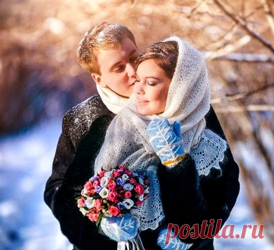 С годами не хочется ссор и разборок,
А чаю на кухне попить
С таким человеком, что близок и дорог,
Которого хочешь любить…
В котором не нужно считать недостатки,
Не будешь менять под себя…
С которым и в будни дождливые сладко,
Кого укрываешь, любя…
Кто в бедах и в радостях не безучастен,
С кем делишься главным всегда.
Вот это и есть настоящее счастье,
Простое и тихое. Да!!!

© Copyright: Ирина Самарина-Лабиринт,