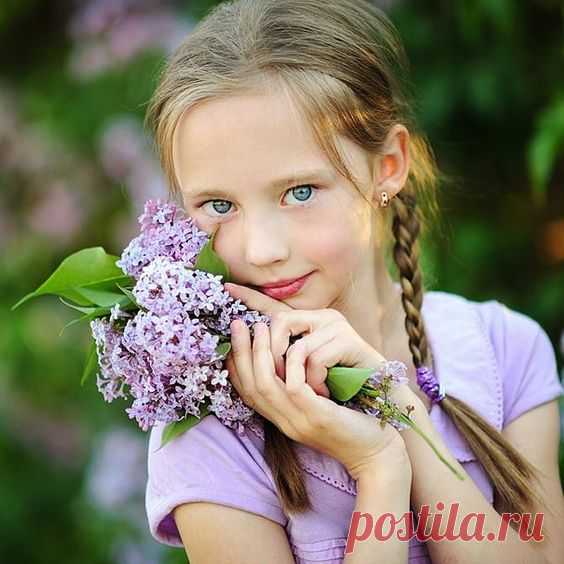 Приподняться на цыпочки, окна открыть ветрам,
Только белая краска слетает со старых рам.
И сирень уже трогает ветками мне окно,
И понятно, что всё хорошо. И уже давно...

= Александра Ардова =