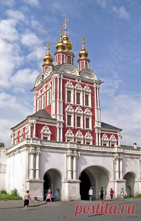 Церковь Спаса Преображения
Преображенская церковь (1б87-1б88гг.) построена над святыми (северными) вратами и является как бы «визитной карточкой» монастыря. Изящный, лёгкий, украшенный белокаменным убором храм, кажется парящим над обителью. Его высокий четверик с тремя рядами окон завершён поясом крупных белокаменных раковин и пятью гранёными барабанами с фигурными главками.